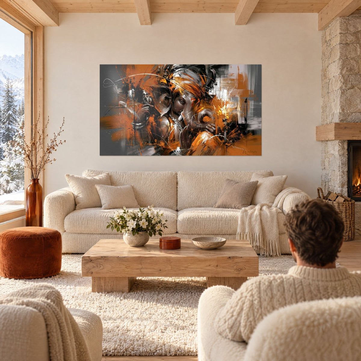 Tableau Ganesh à la trompe enroulée, touches orange brûlé et gris anthracite, homme de dos au-dessus d'un canapé dans un salon lumineux