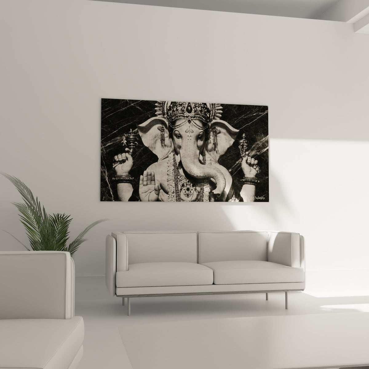 Statue Ganesh ivoire et dorée au-dessus d'un canapé dans un salon lumineux