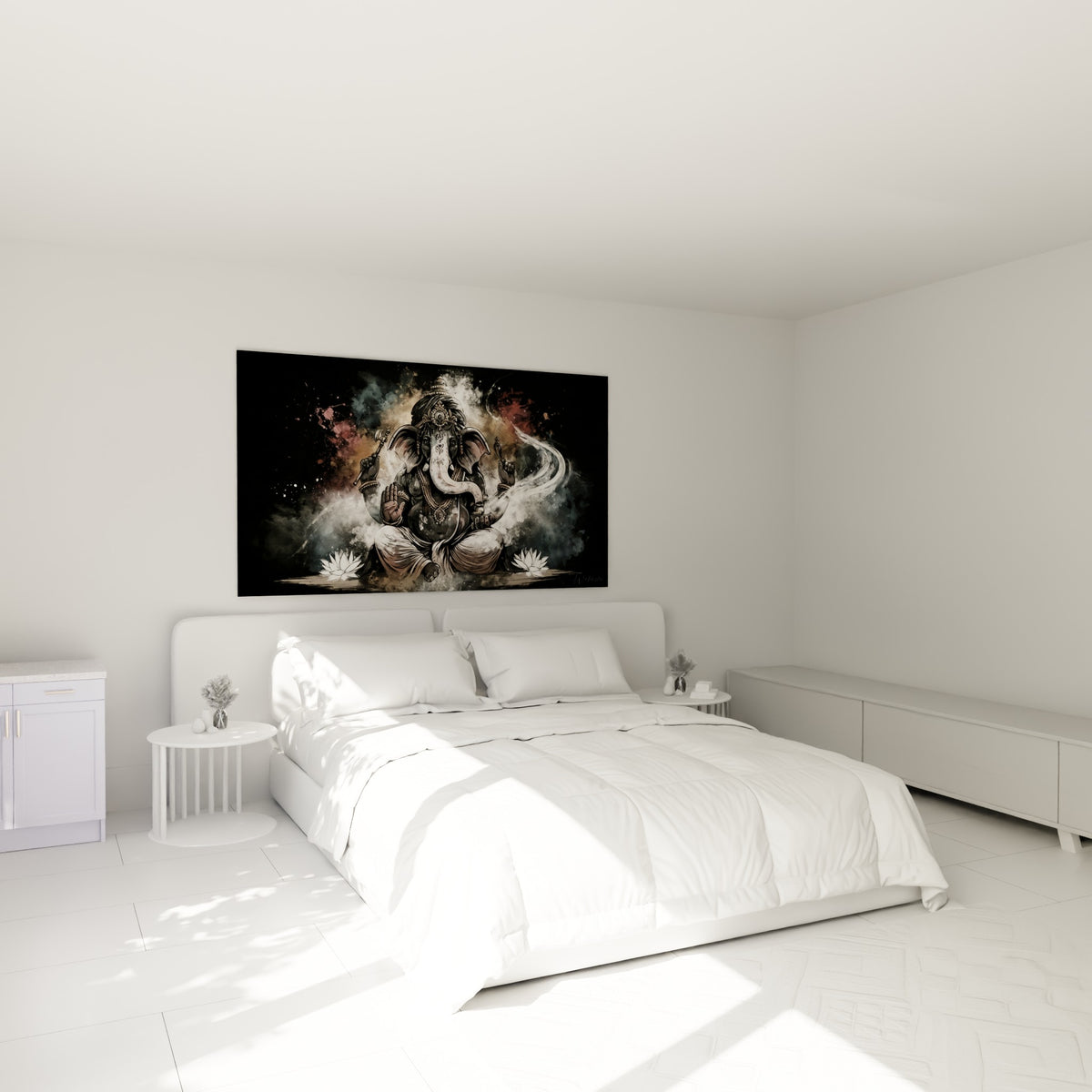Divinité Ganesh grise et ocre en tailleur au-dessus d'un lit dans une chambre claire