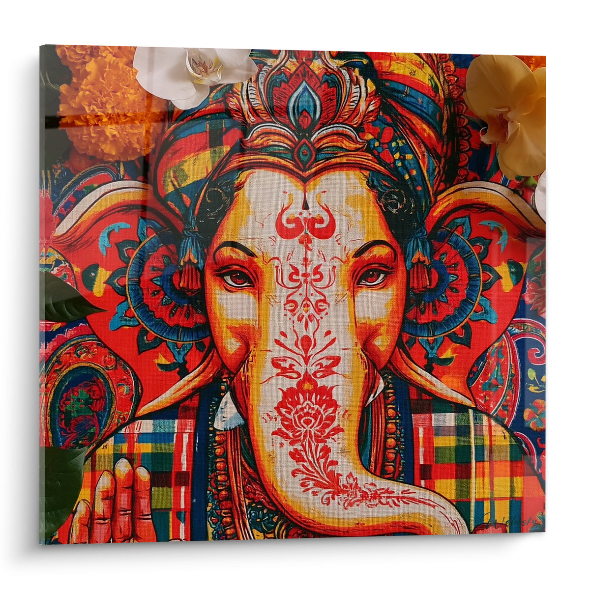 Ganesh doré et rouge orné de motifs paisley et mandalas bleu marine sur fond floral