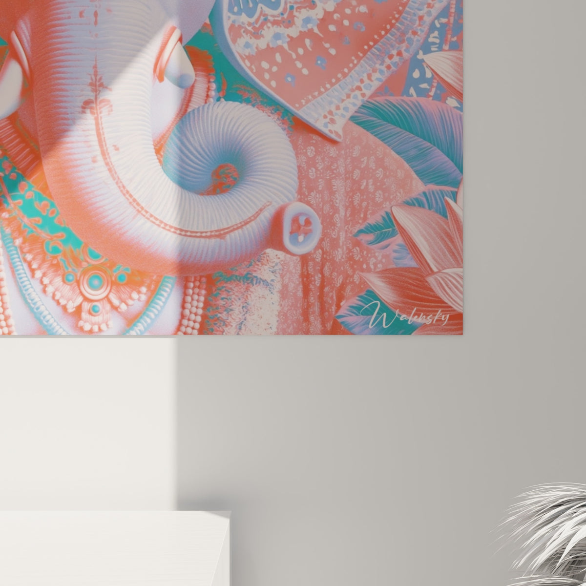 Détail des motifs perlés et du grain corail et bleu ciel sur la couronne ornée de Ganesh accrochée