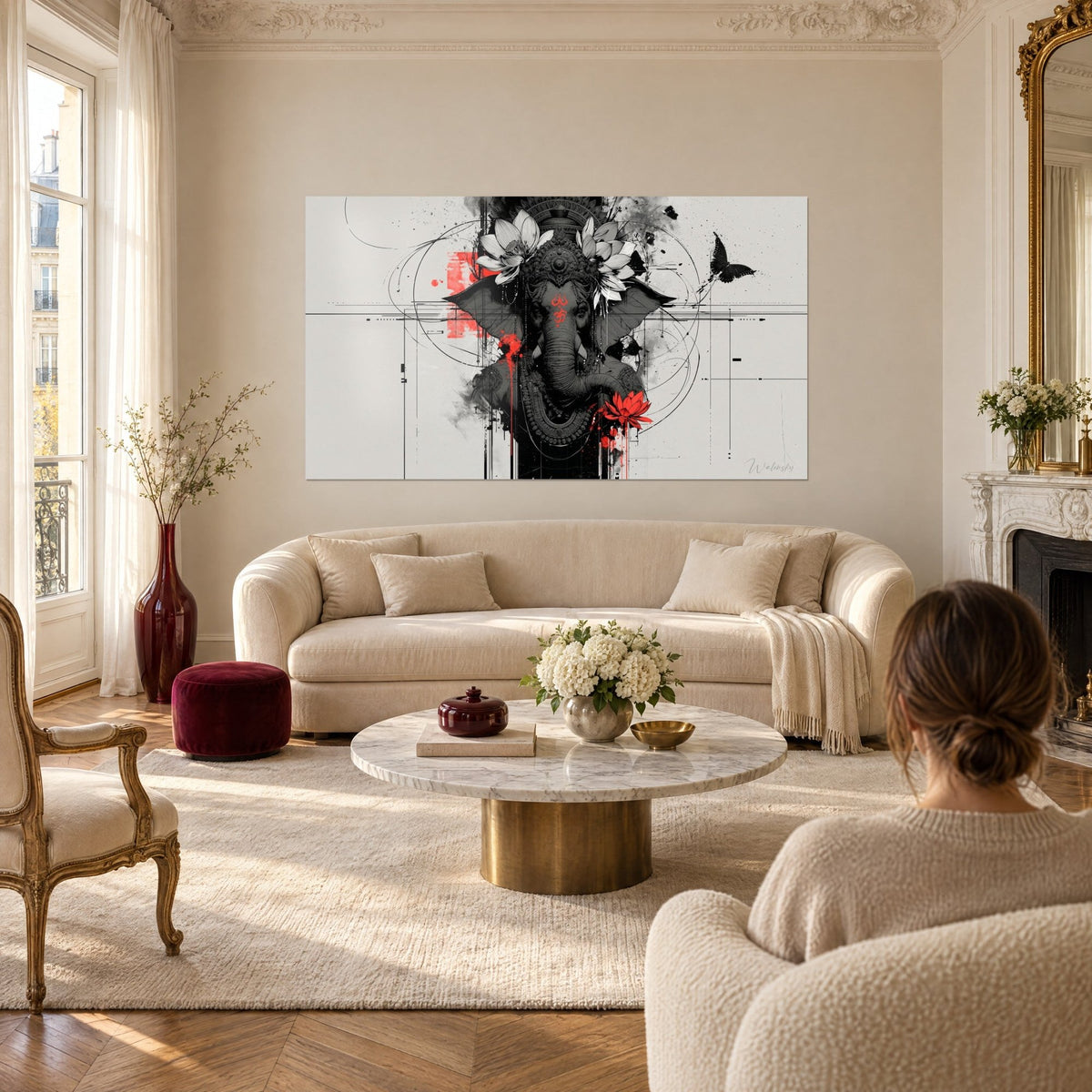 Tableau éléphant sacré Ganesh gris charbon et rouge vermillon, couronné de lotus blancs, au-dessus d'un canapé dans un salon lumineux