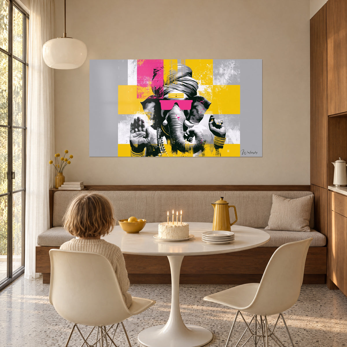 Pop-portret van de olifantenhoofdige god, grijze tulband, zwarte parels, gele en roze vlakken, eetkamer naast een taart