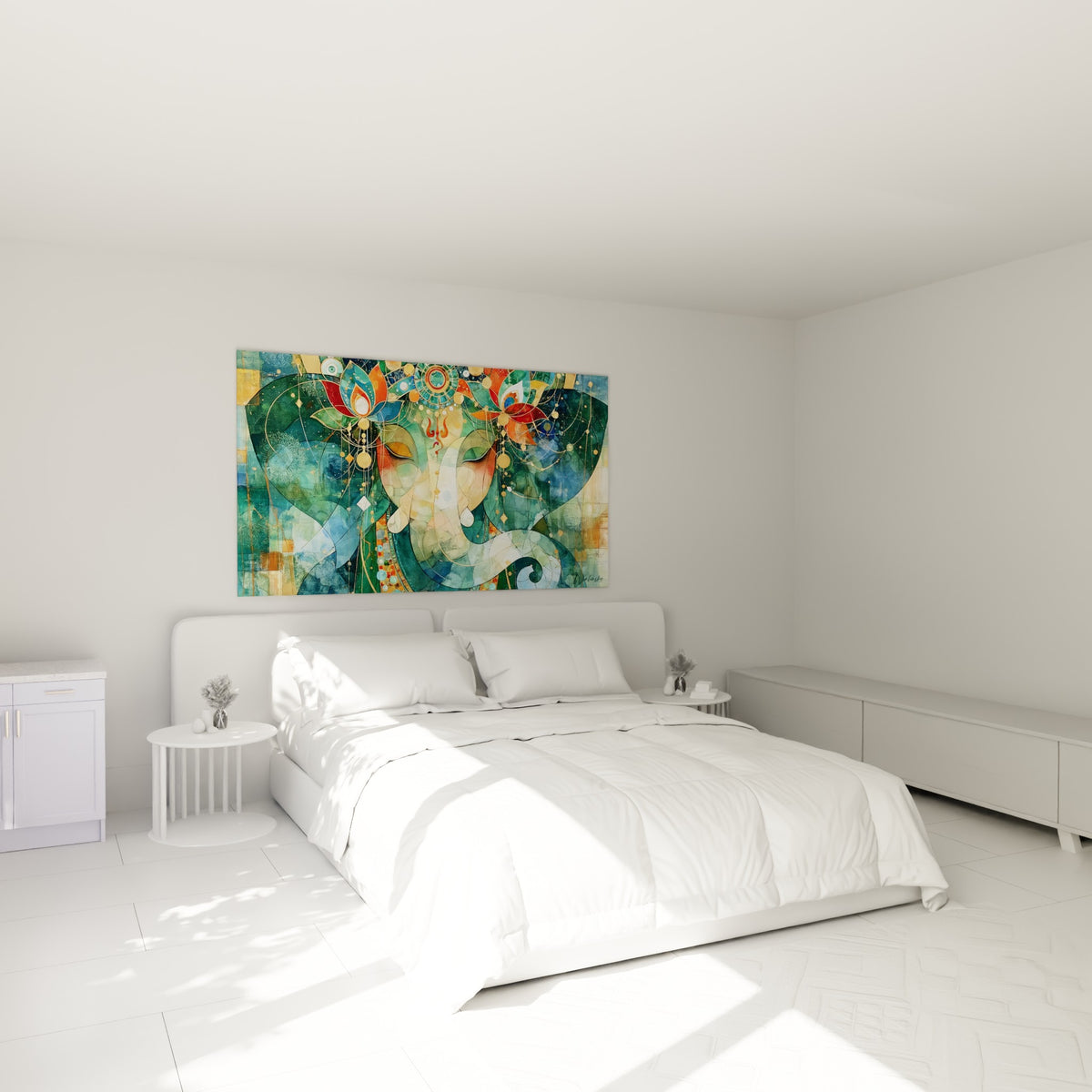Ganesh serein en vert et terracotta, lotus fleuris, accroché au-dessus d'un lit dans une chambre claire