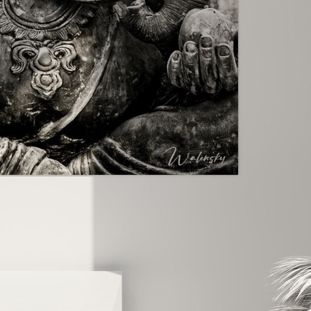 Grain de pierre et fumée blanche capturés de près sur la trompe et la coiffe grise de Ganesh