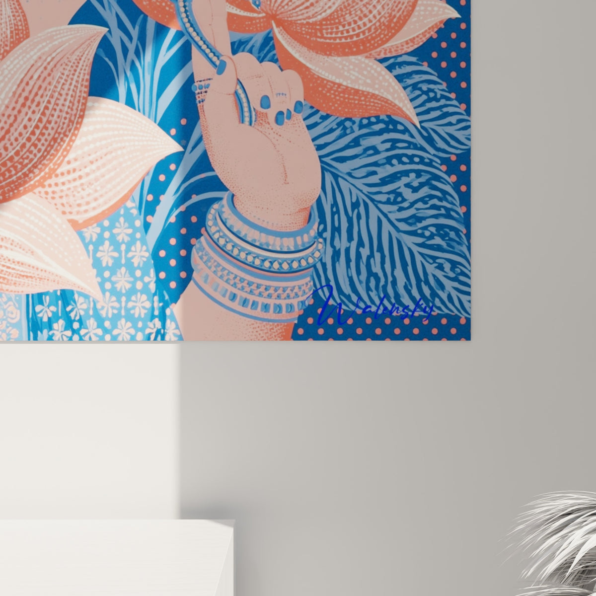 Détail des pointillés bleu marine et des pétales corail gravés du tableau Ganesh accroché au mur