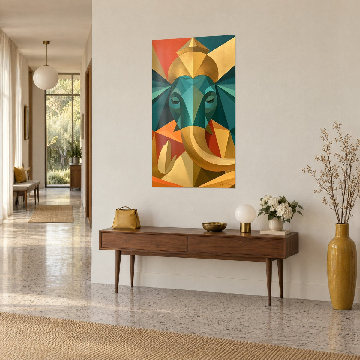 Tableau éléphant cubiste aux triangles turquoise et orange, couronne dorée en pointe, sur une console en bois en trois-quarts