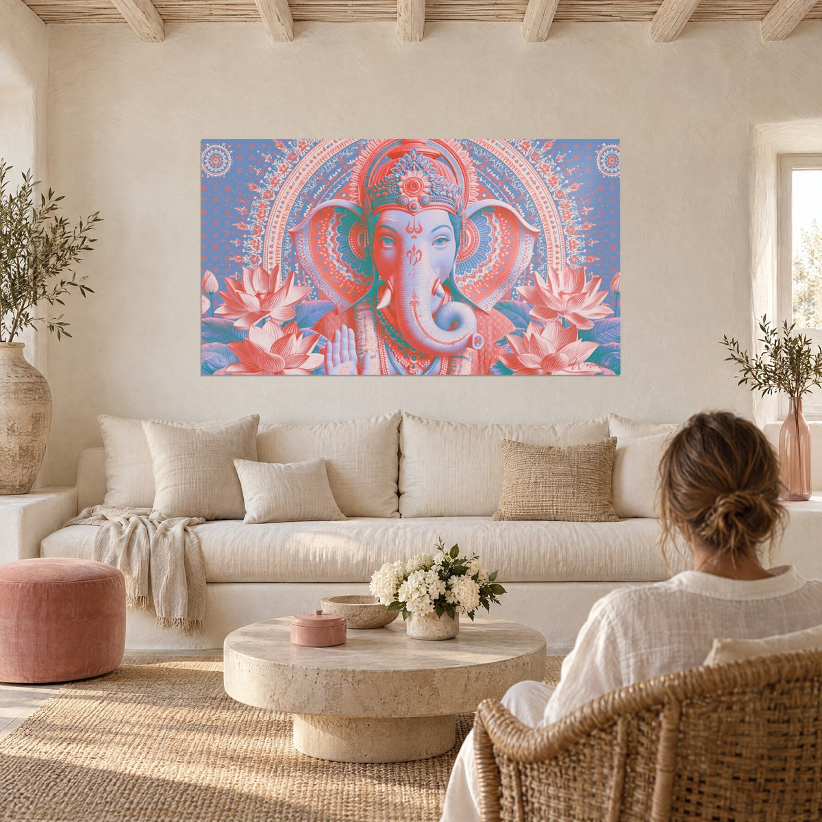 Tableau Ganesh corail et bleu ardoise, trompe enroulée, couronne ornée et lotus roses, au-dessus d'un canapé dans un salon lumineux