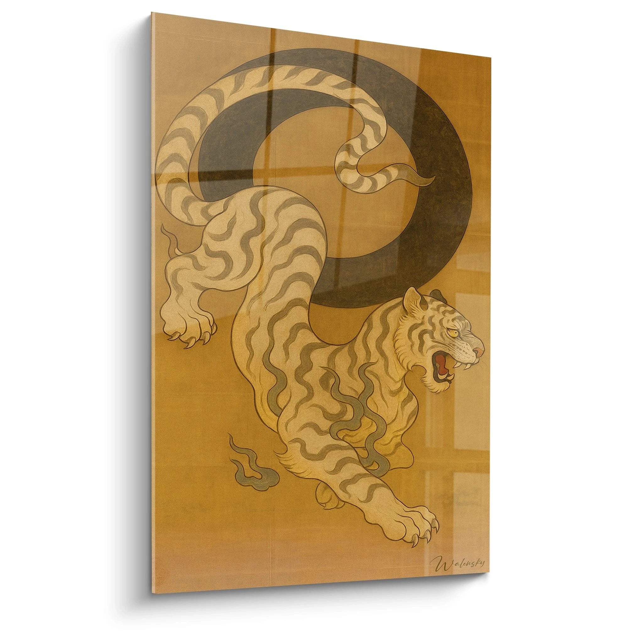 Un tableau tigre chinois représentant un félin en mouvement circulaire, avec rayures ondulantes sur fond doré. Le corps beige du tigre contraste avec un cercle noir, présentant une gueule rugissante et des griffes acérées dans un style traditionnel asiatique.
