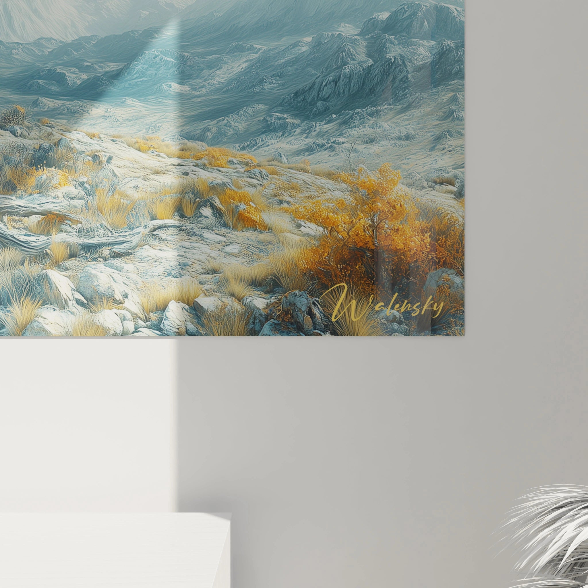 Scène de montagne dans un tableau montrant un arbre centenaire doré, des rochers gris texturés et des pics neigeux sous des nuages sombres
