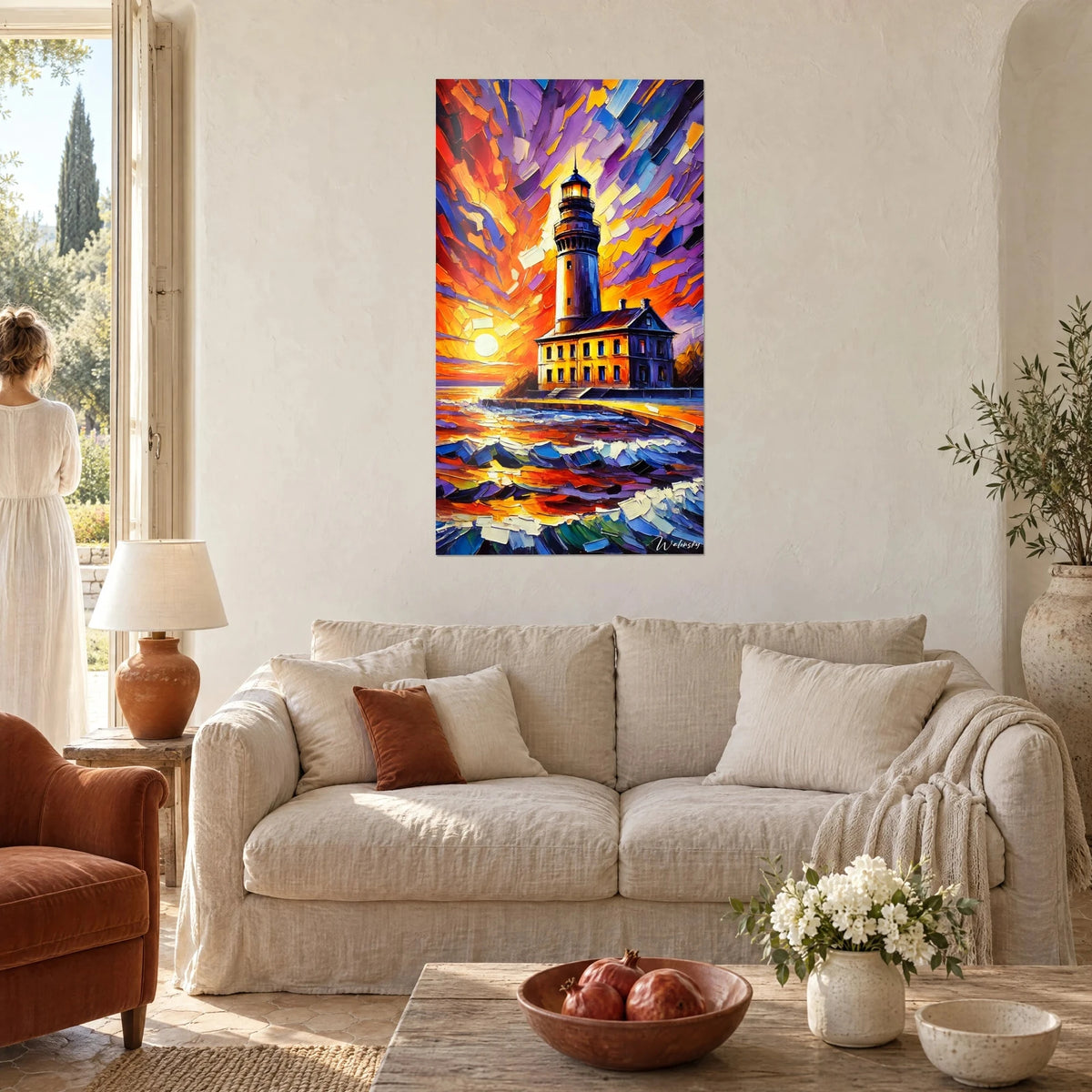 Gemälde mit leuchtendem Leuchtturm und goldener Laterne, orangefarbener und violetter Himmel in Spachteltechnik, über einem Sofa in einem hellen Wohnzimmer