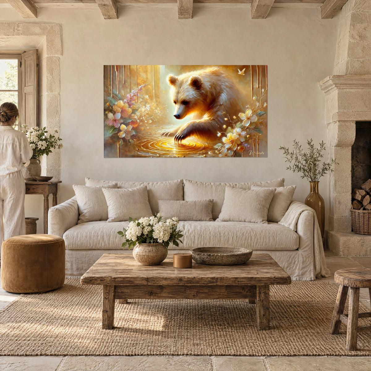 Gemälde Blonder Bärenjunge, der eine goldene Honigpfütze berührt, rosa und elfenbeinfarbene Blüten, über einem Sofa in einem hellen Wohnzimmer