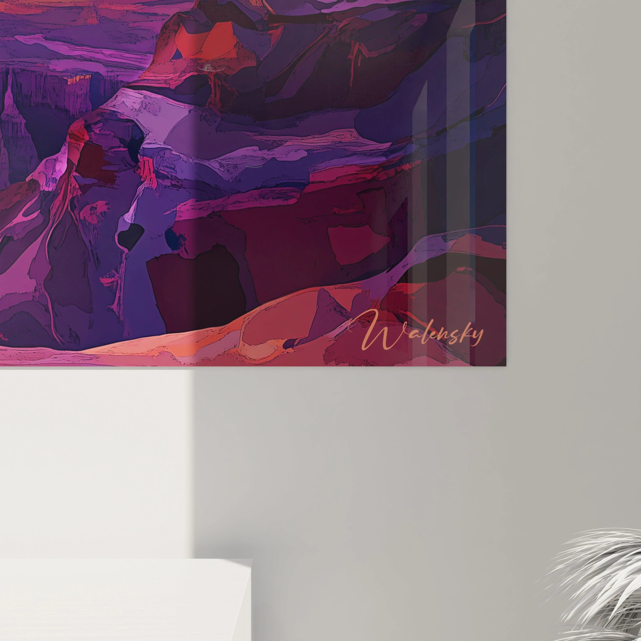 Un tableau formations rocheuses montrant des piliers naturels sculptés par le temps, baignés dans la lumière ambrée du soleil couchant. Les strates géologiques aux teintes terracotta et orangées se détachent sur un fond de canyon profond aux ombres violettes et pourpres.
