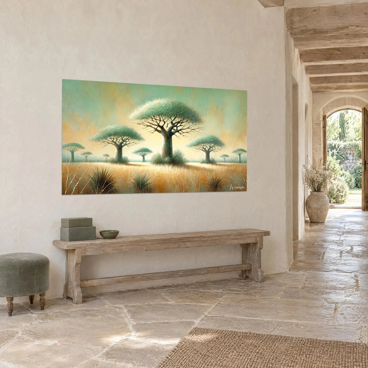 Tableau savane aux baobabs turquoise sur herbes ocre, fond or et menthe, accroché près d'une arche en pierre dans l'entrée