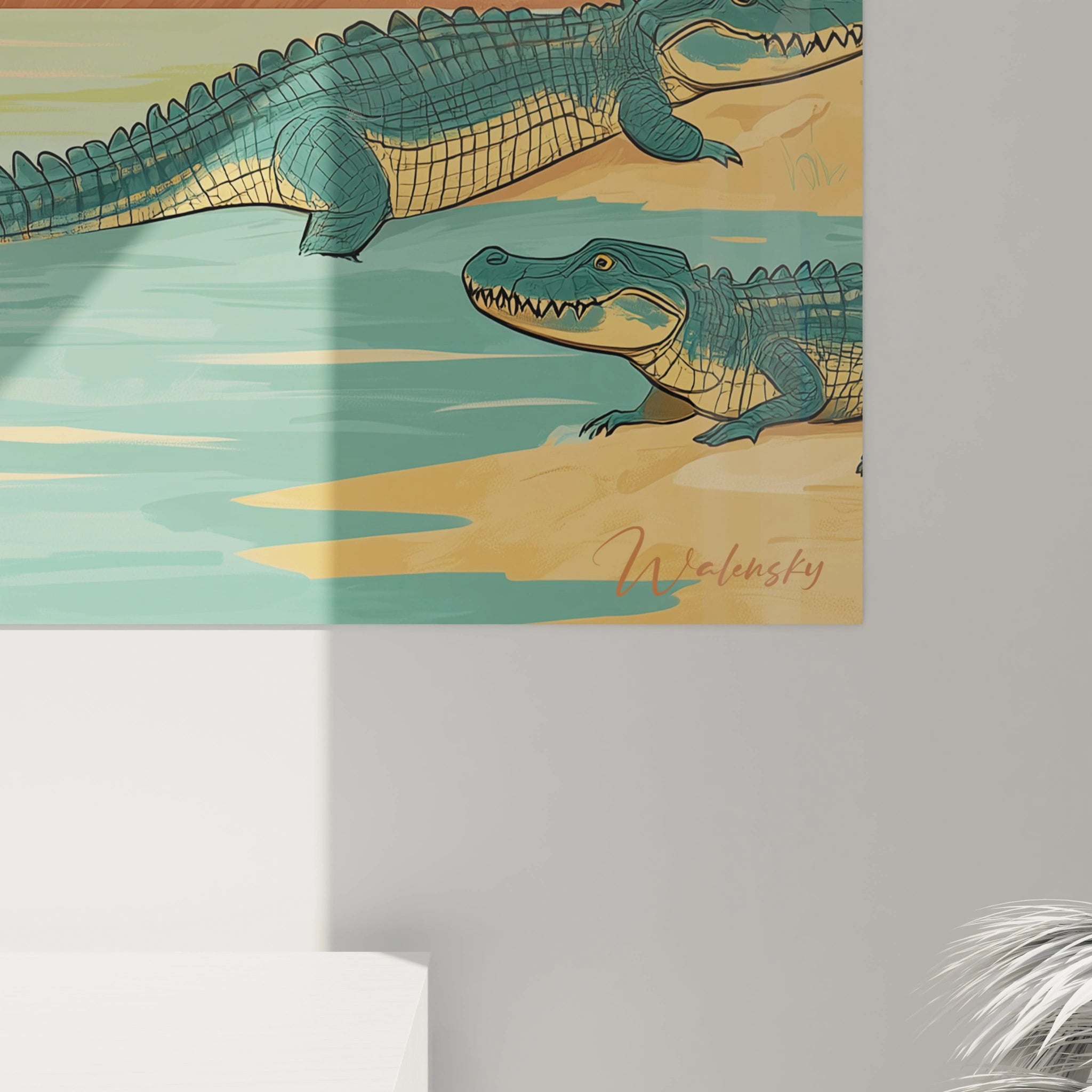 Tableau crocodiles illustrant une oasis turquoise entourée de sable beige et de falaises orange, avec trois crocodiles bleu-vert au premier plan.

