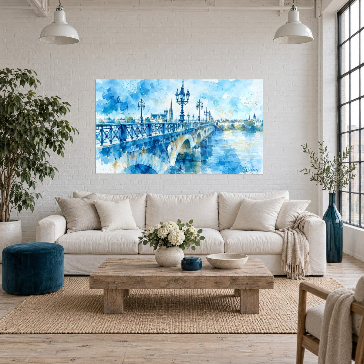 Schilderij stenen brug in blauwe en gouden aquarel, sierlijke straatlantaarns en weerspiegelde bogen, boven een bank in een lichte woonkamer