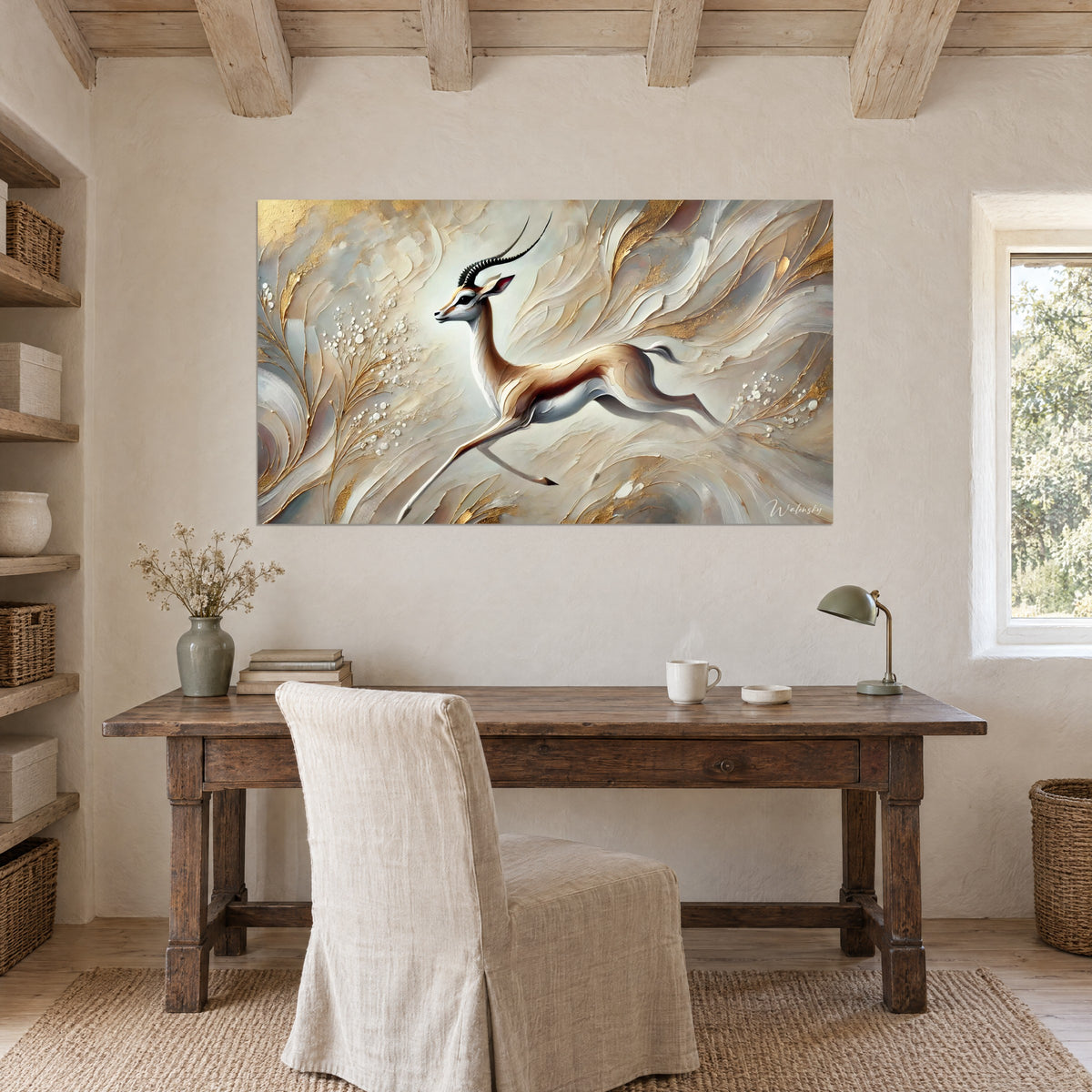 Cuadro de una antílope saltarina pintada con espátula, pelaje ocre dorado y blanco nacarado, colgado sobre un escritorio de madera junto a una ventana