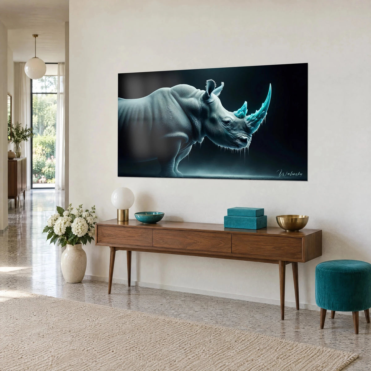 Tableau colosse cuirassé gris perle, corne bleu glacier et stalactites givrées, accroché de trois quarts sur un mur crème