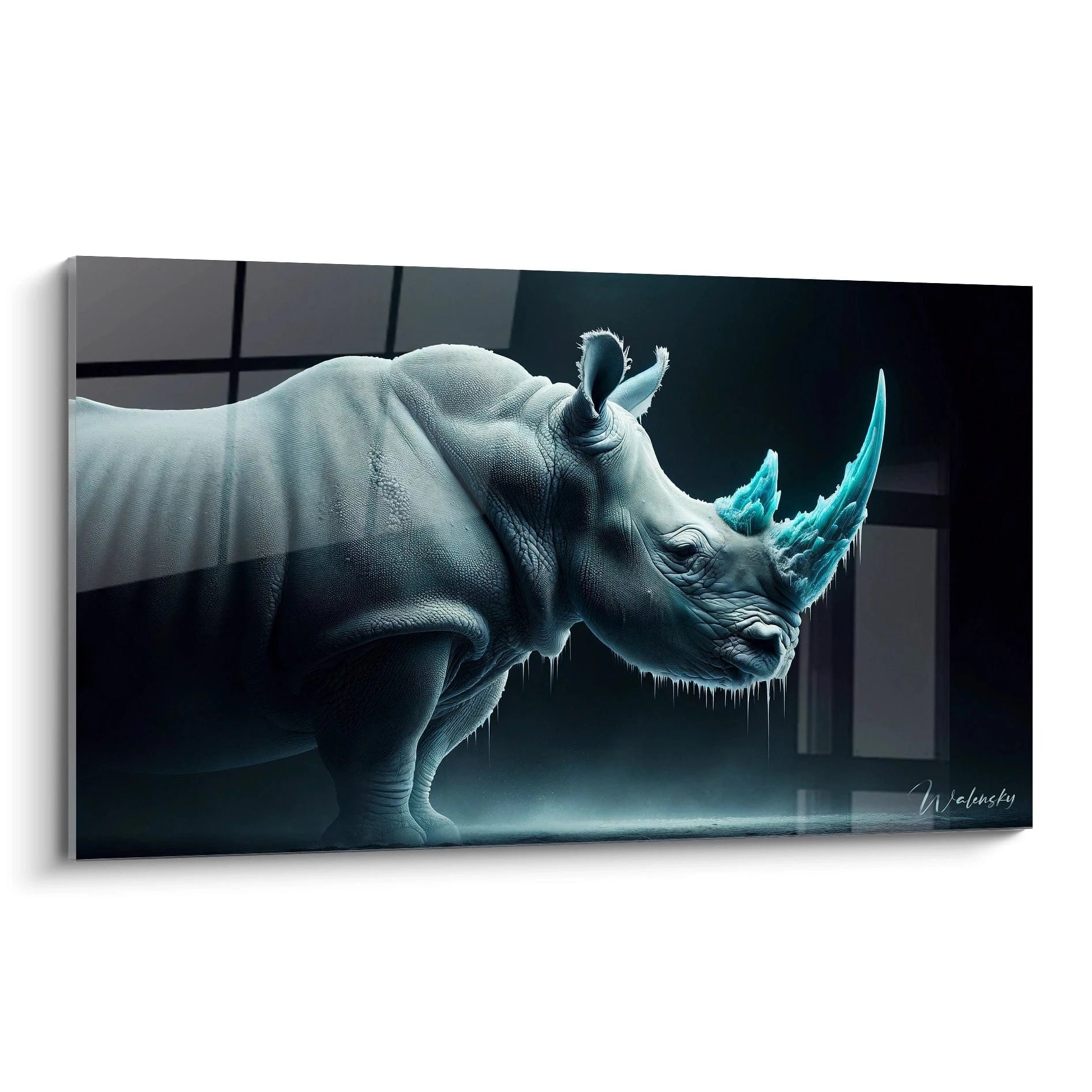 Un tableau d'animal présentant un rhinocéros gris-bleuté avec des cornes turquoise cristallines sur fond noir. La texture détaillée de la peau plissée et rugueuse contraste avec l'aspect glacé et translucide des cornes. Des gouttelettes ou stalactites semblent se former sous la tête de l'animal, créant un effet de fonte ou de cristallisation.
