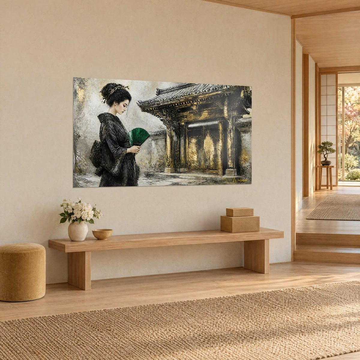 Quadro giovane donna in kimono scuro, ventaglio smeraldo, portale di tempio patinato in oro e grigio, parete beige di un corridoio japandi