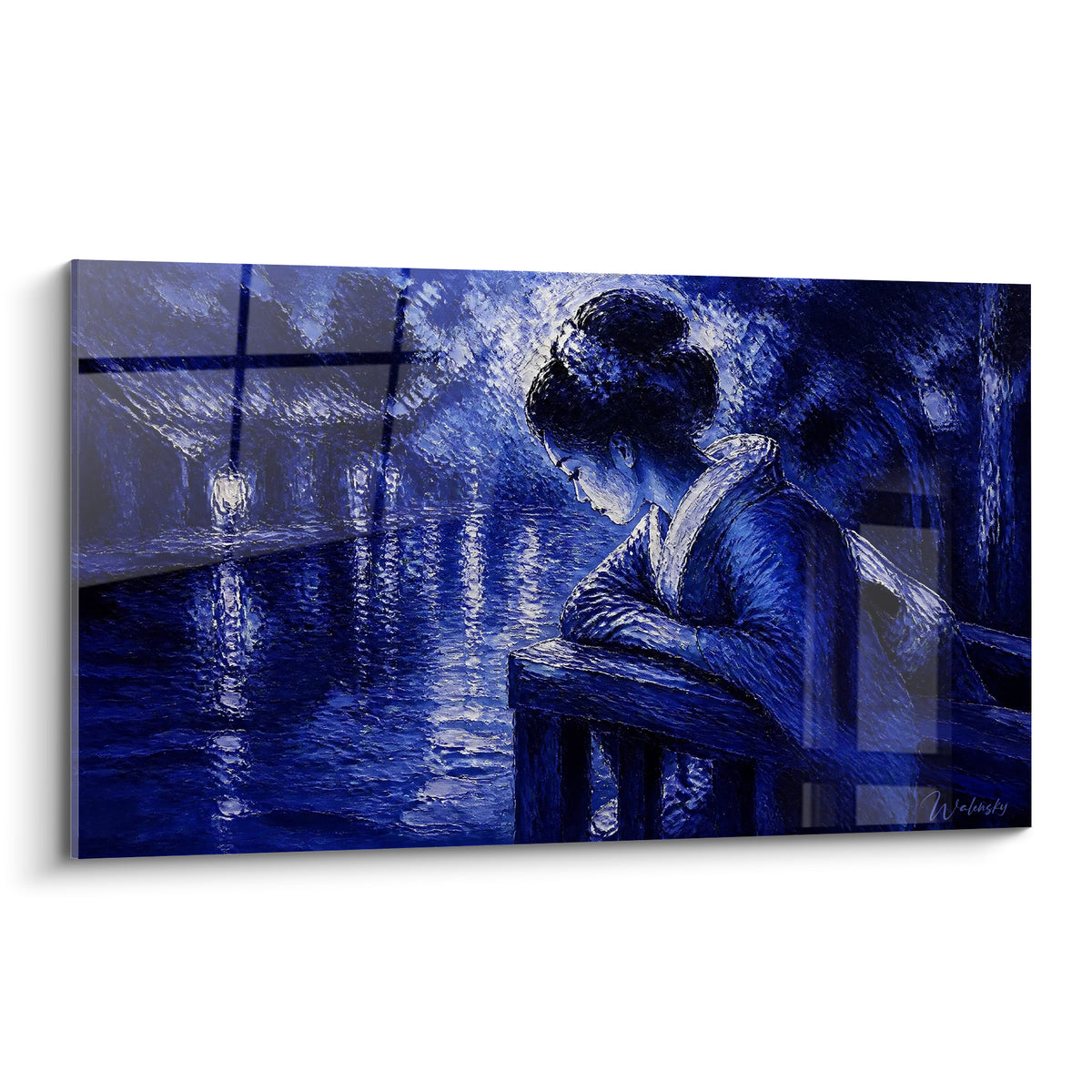 Geisha en kimono bleu marine accoudée à une balustrade face à un canal nocturne argenté