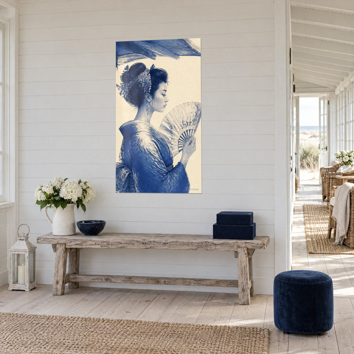 Tableau jeune femme en kimono bleu cobalt et chignon fleuri, fond ivoire, sur un mur lambrissé blanc près d'un banc rustique