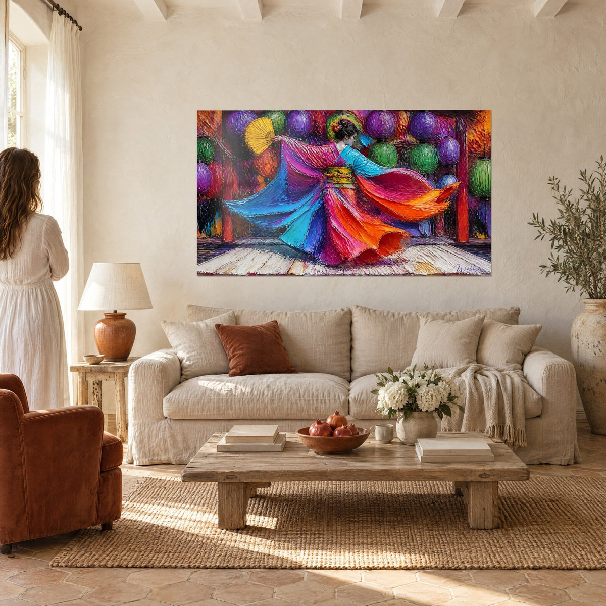Tableau geisha tournoyante, kimono bleu turquoise et orange, éventail jaune et lanternes violettes, au-dessus d'un canapé dans un salon lumineux