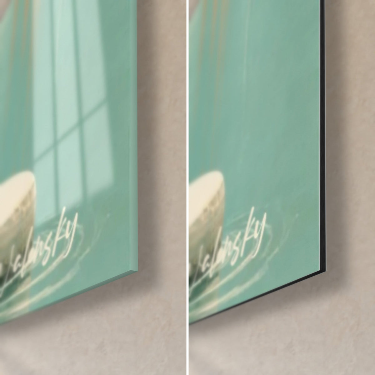 Quadro donna in kimono beige, angolo in basso a destra: vetro acrilico lucido con riflessi turchesi, alluminio Dibond nero opaco e bordo da 3 mm