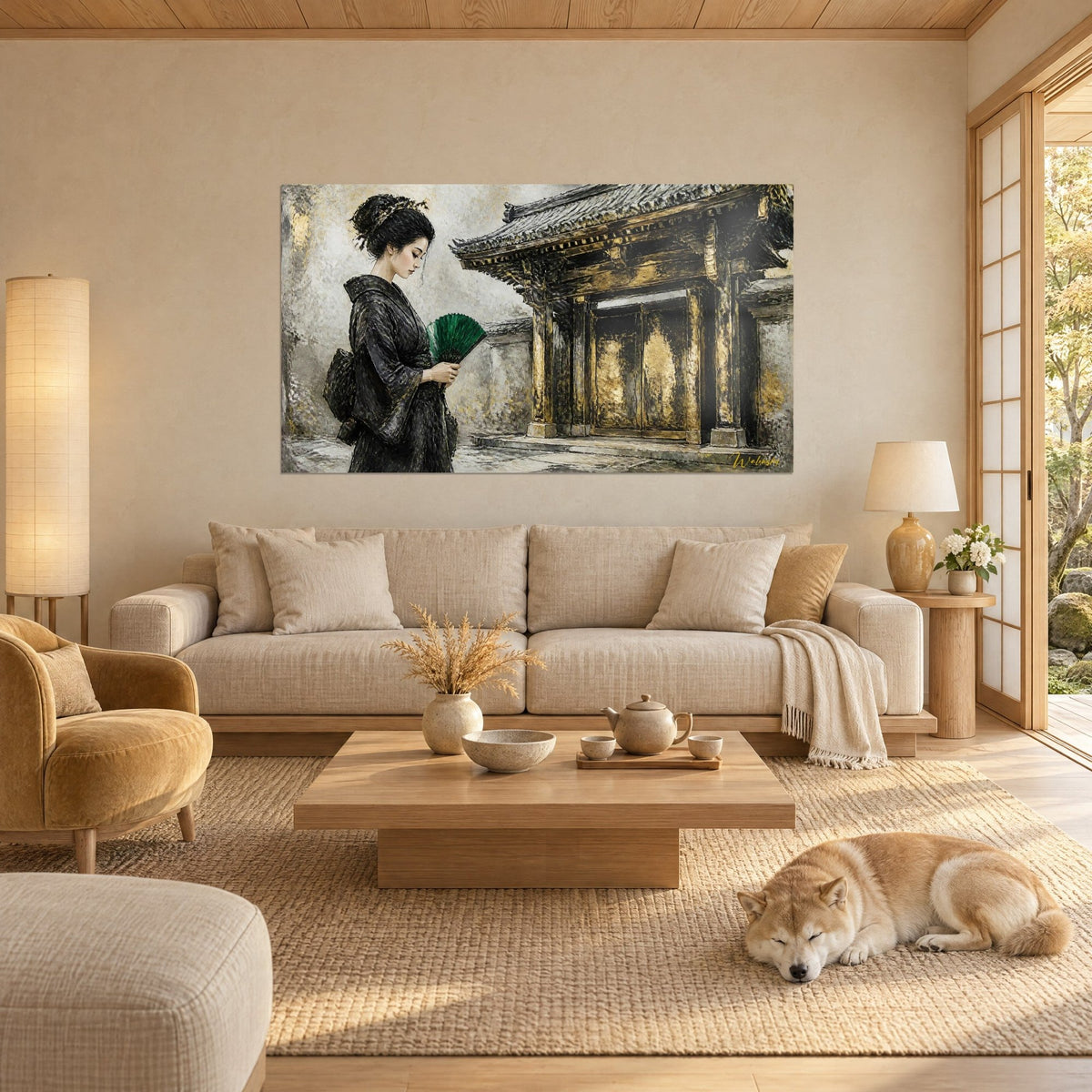 Quadro geisha in kimono nero e ventaglio verde davanti a un tempio dorato, Shiba addormentato, sopra un divano in un soggiorno luminoso
