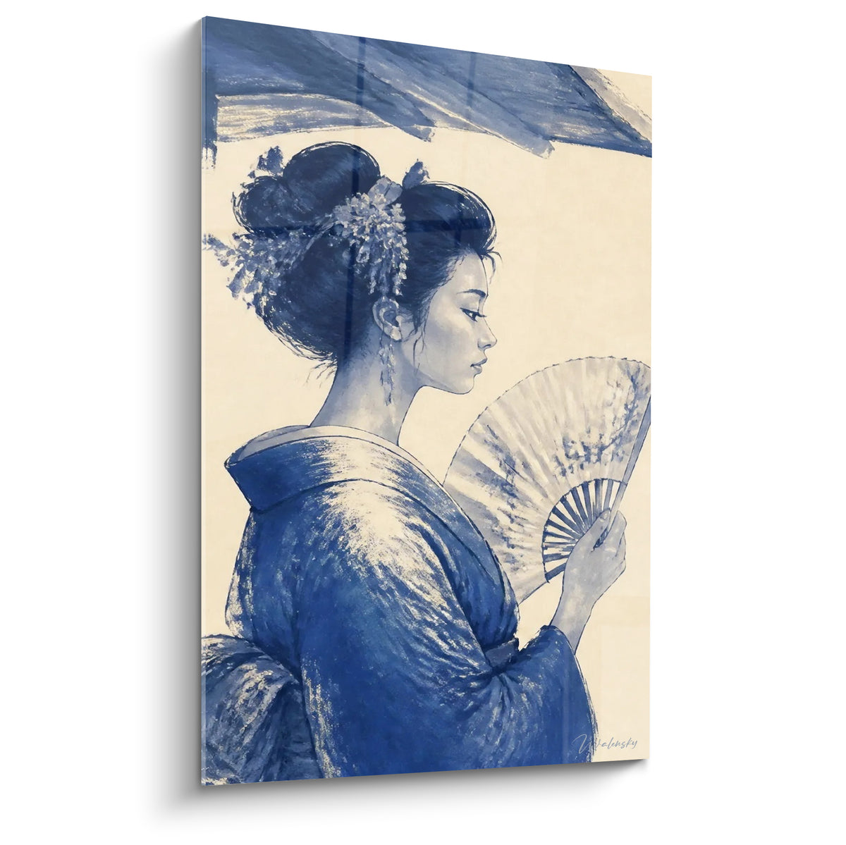 Geisha de profil en kimono bleu marine tenant un éventail sur fond ivoire, style esquissé