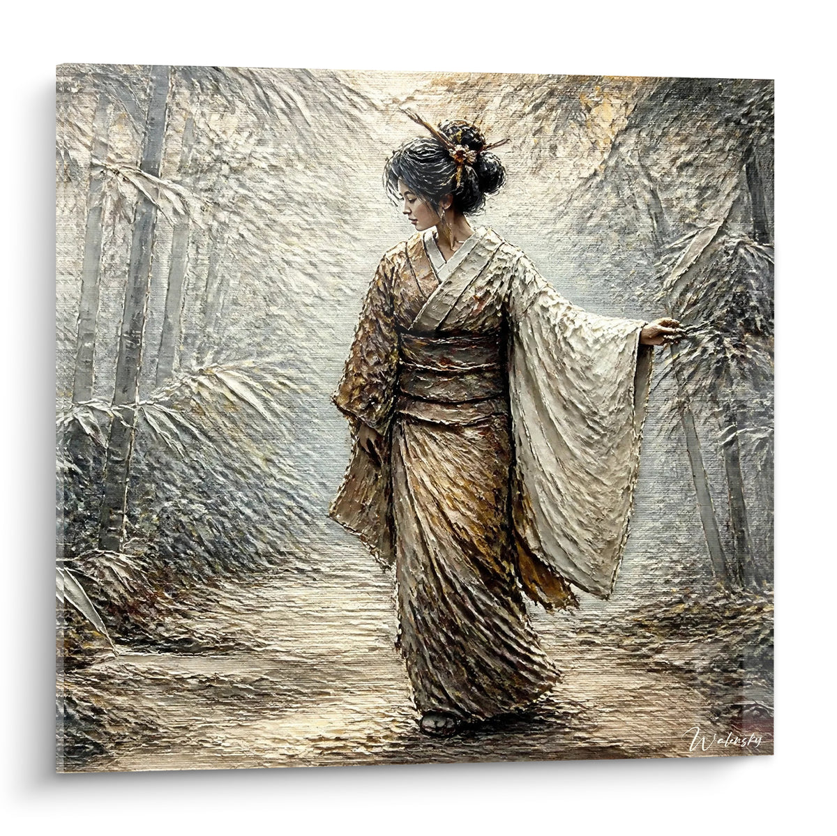Geisha en kimono doré et ceinture brune traverse une bambouseraie brumeuse grise et blanche