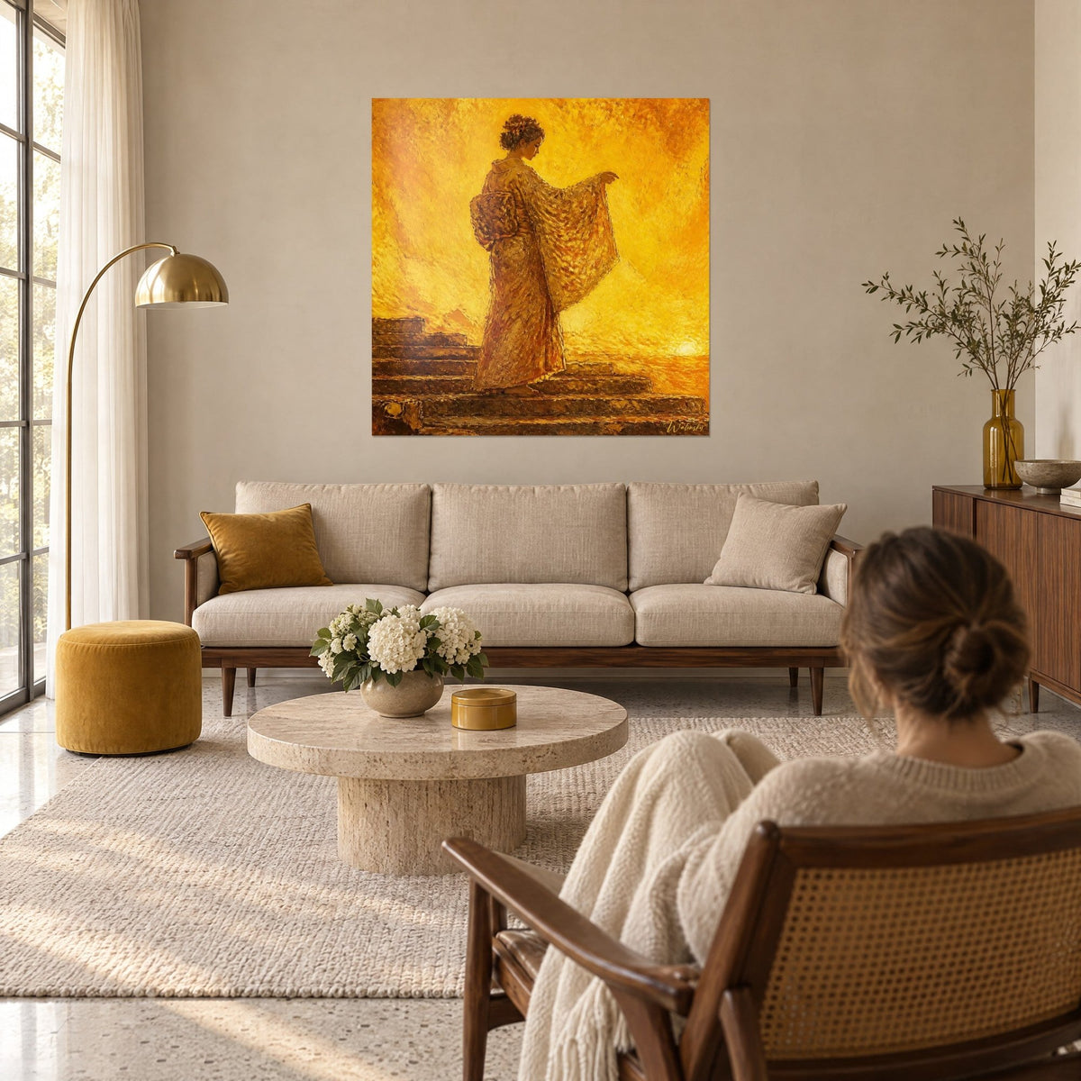 Tableau geisha en kimono doré descendant un escalier, ocre et jaune safran, accroché au-dessus d'un canapé dans un salon lumineux