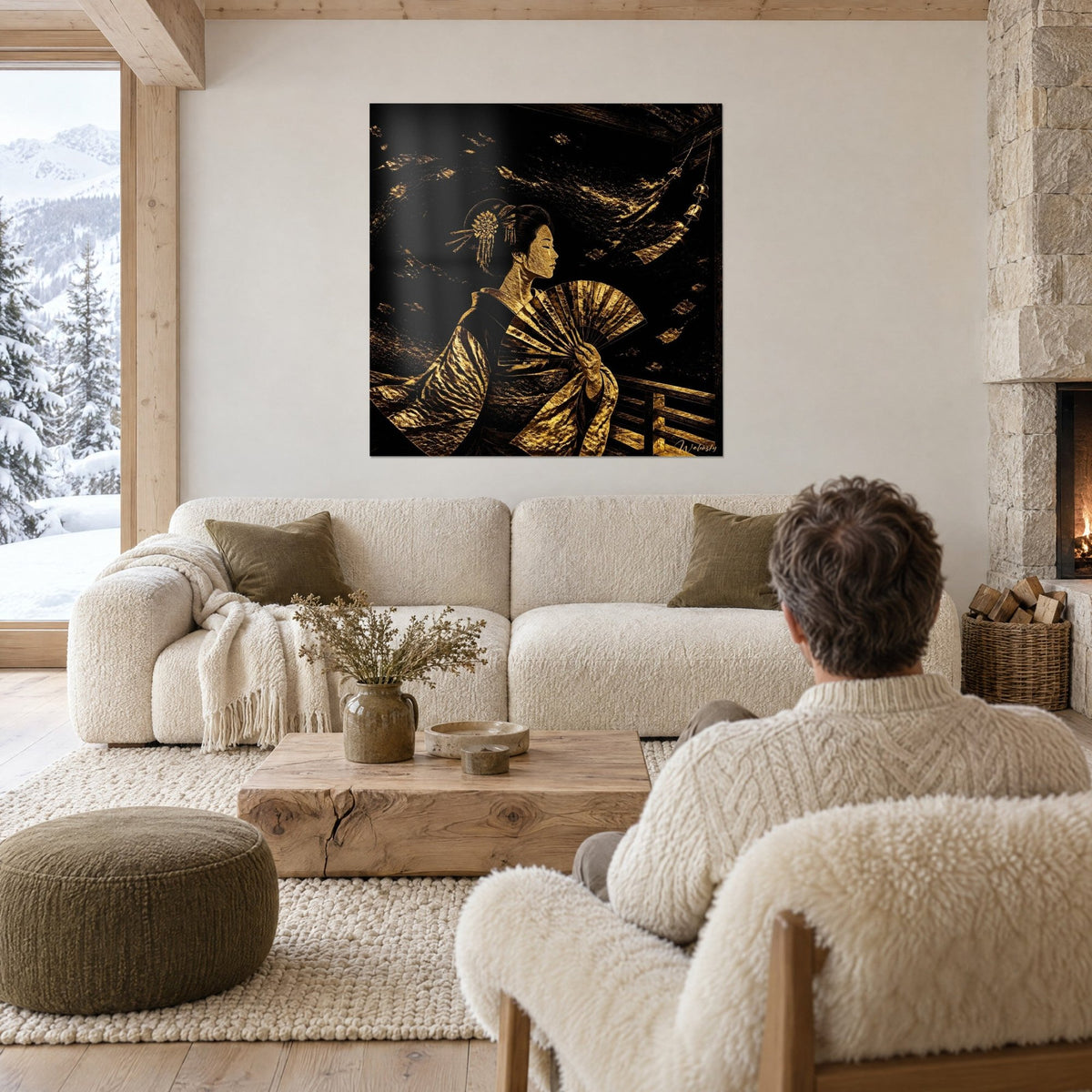 Cuadro de una geisha de perfil sereno con abanico dorado sobre fondo negro, kimono de oro martillado, encima de un sofá en un salón luminoso