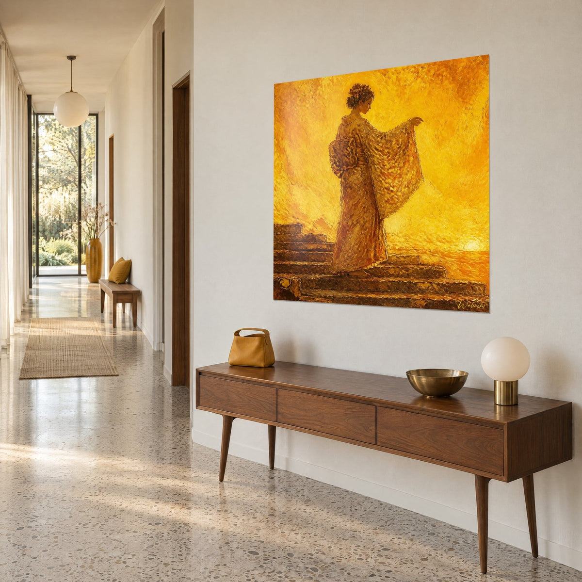 Tableau kimono aux manches amples sur marches de pierre, ocre et or lumineux, en vue de trois quarts dans un couloir clair
