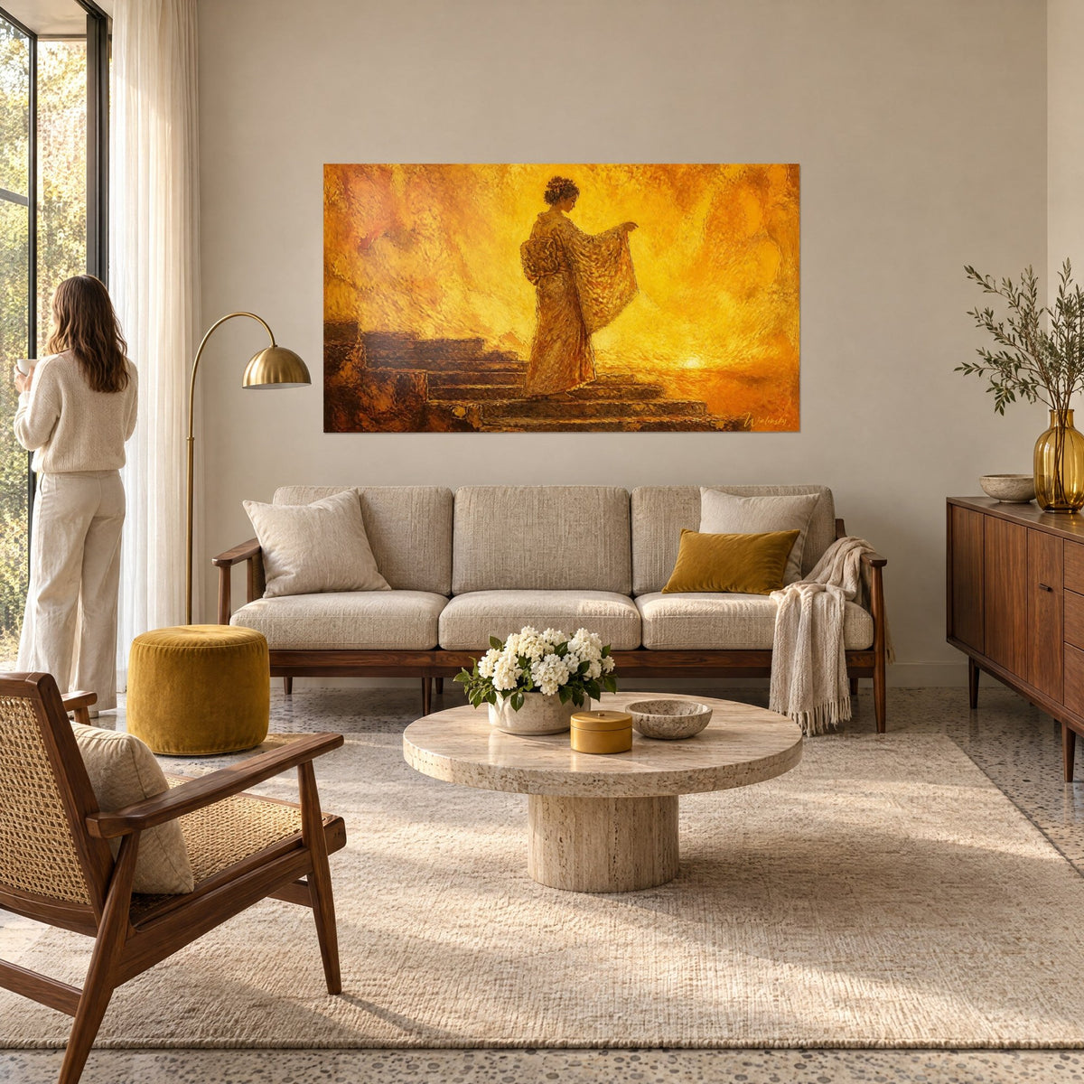 Tableau geisha en kimono brodé d'or descendant des marches de pierre, ciel jaune safran vibrant, au-dessus d'un canapé dans un salon lumineux