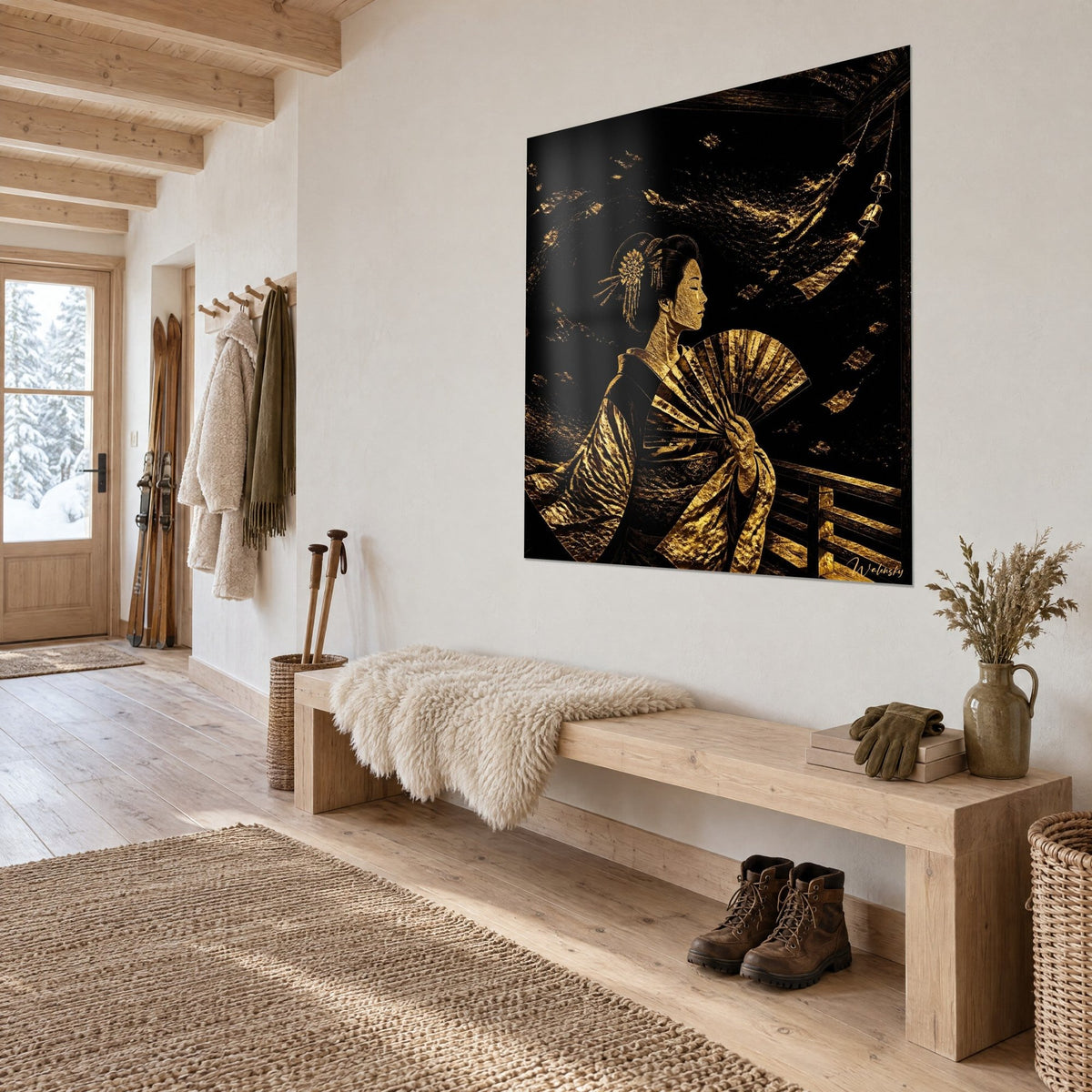 Cuadro de una mujer con kimono de oro martillado sosteniendo un abanico, pasador floral en el moño suelto, fondo negro, en una pared de chalet