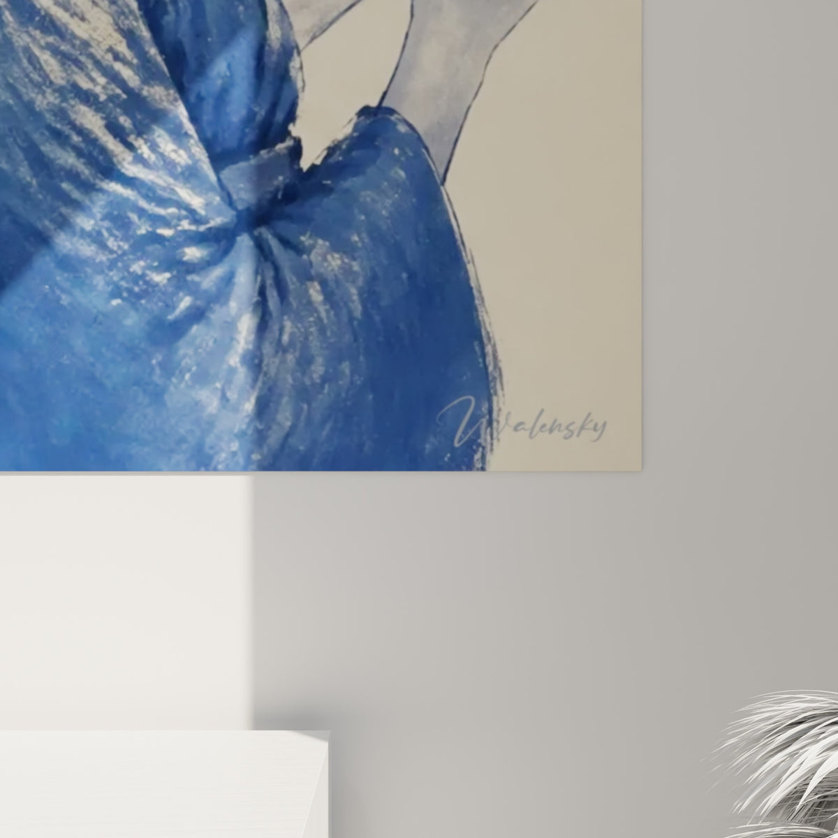Coups de pinceau bleu marine et ivoire sur le kimono de la geisha, texture picturale visible de près