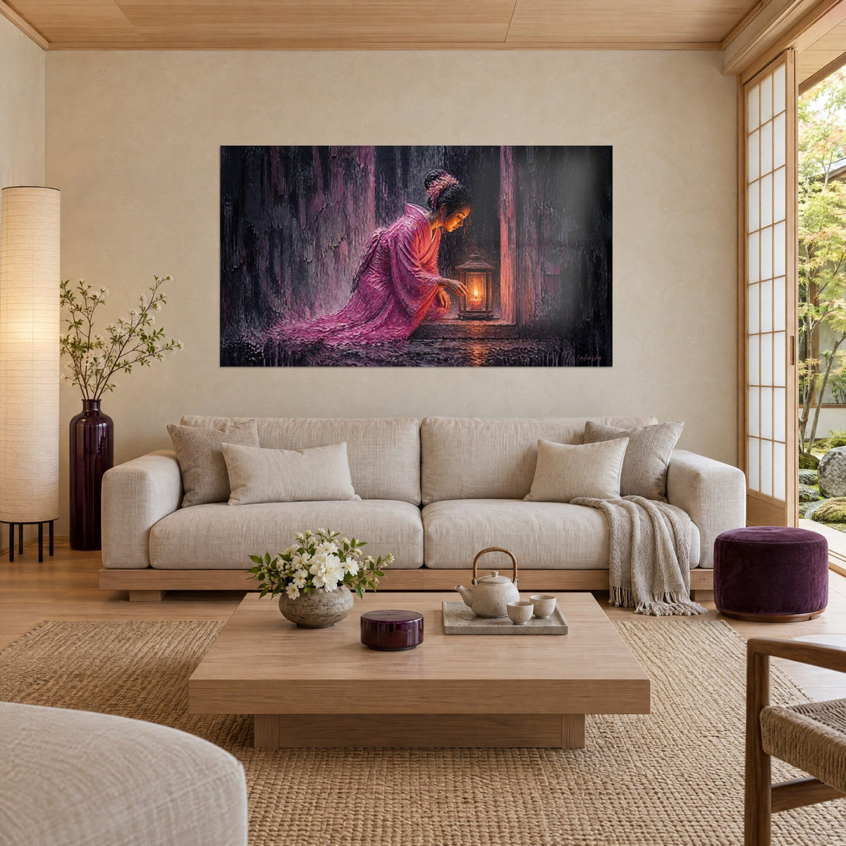 Quadro di una geisha inginocchiata in kimono rosa che accende una lanterna ambrata sotto la pioggia grigia, sopra un divano in un soggiorno luminoso