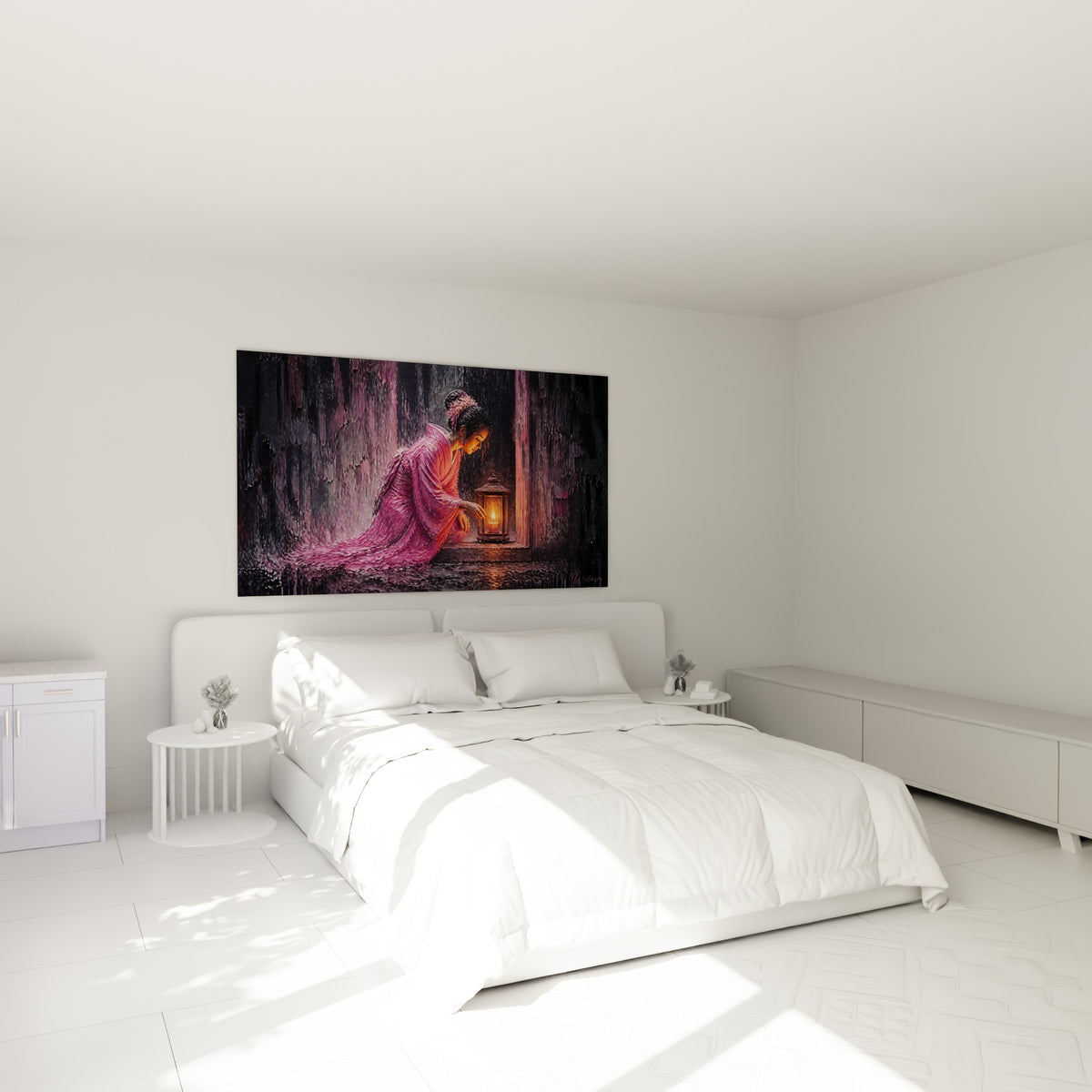 Silhouette en kimono violet penchée vers une flamme orangée, au-dessus d'un lit dans une chambre claire