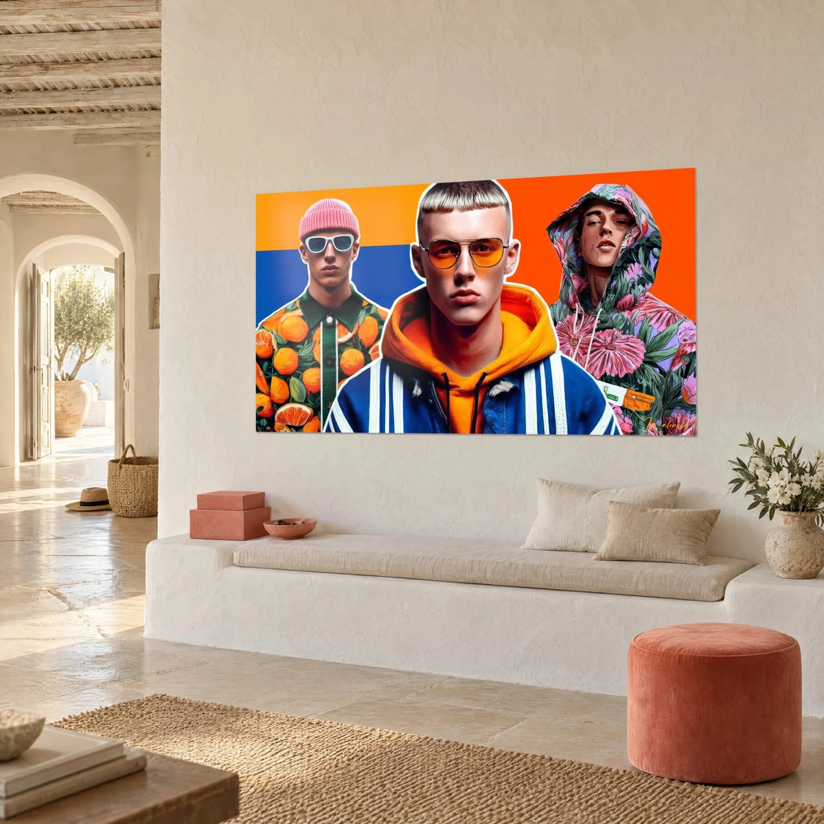 Tableau jeune homme au regard glacial, lunettes orangées et sweat à capuche safran, en vue de trois-quarts près d'une banquette blanche