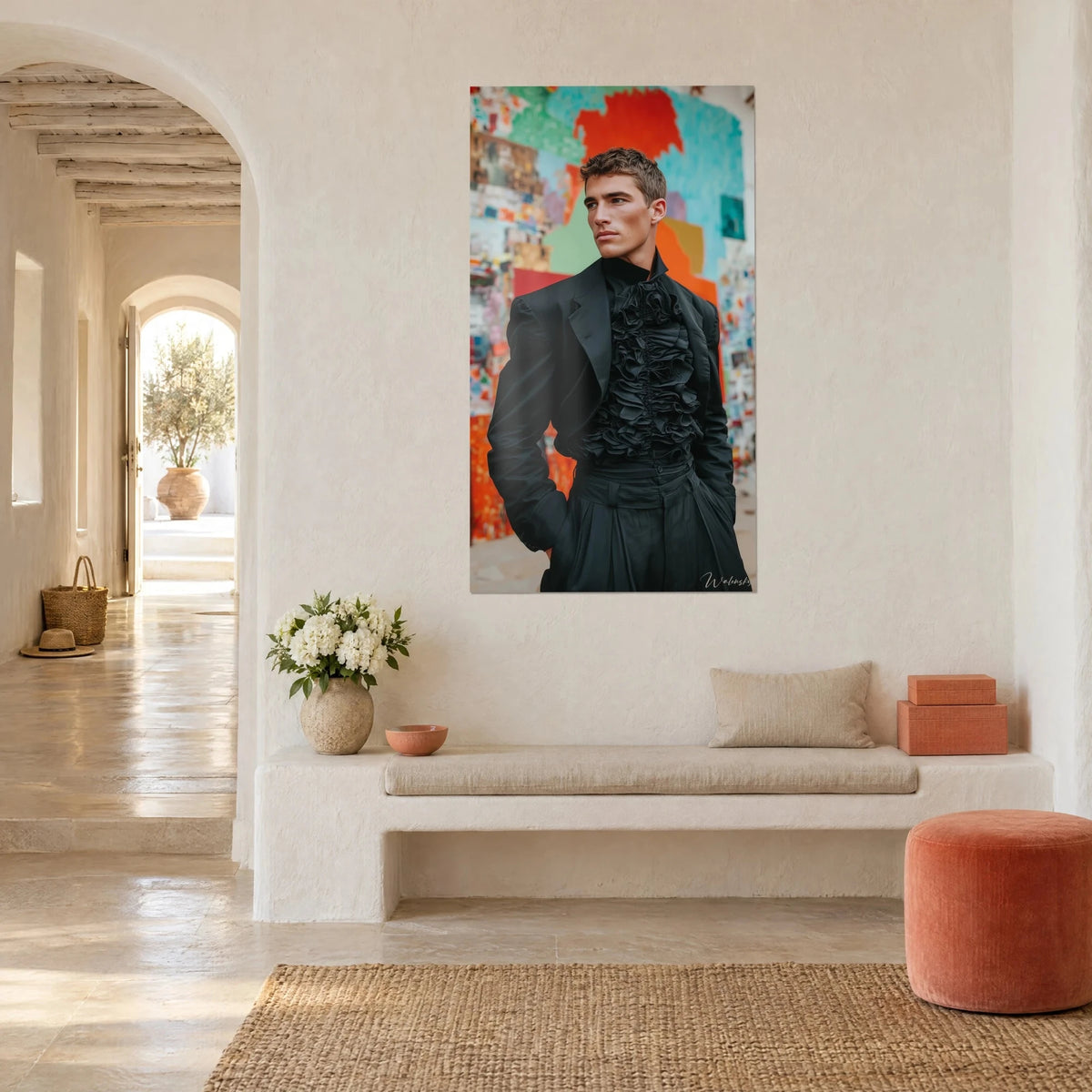 Tableau portrait d'homme au regard de profil, col montant noir et volants, mur rouge et turquoise, vue de trois-quarts dans un séjour voûté