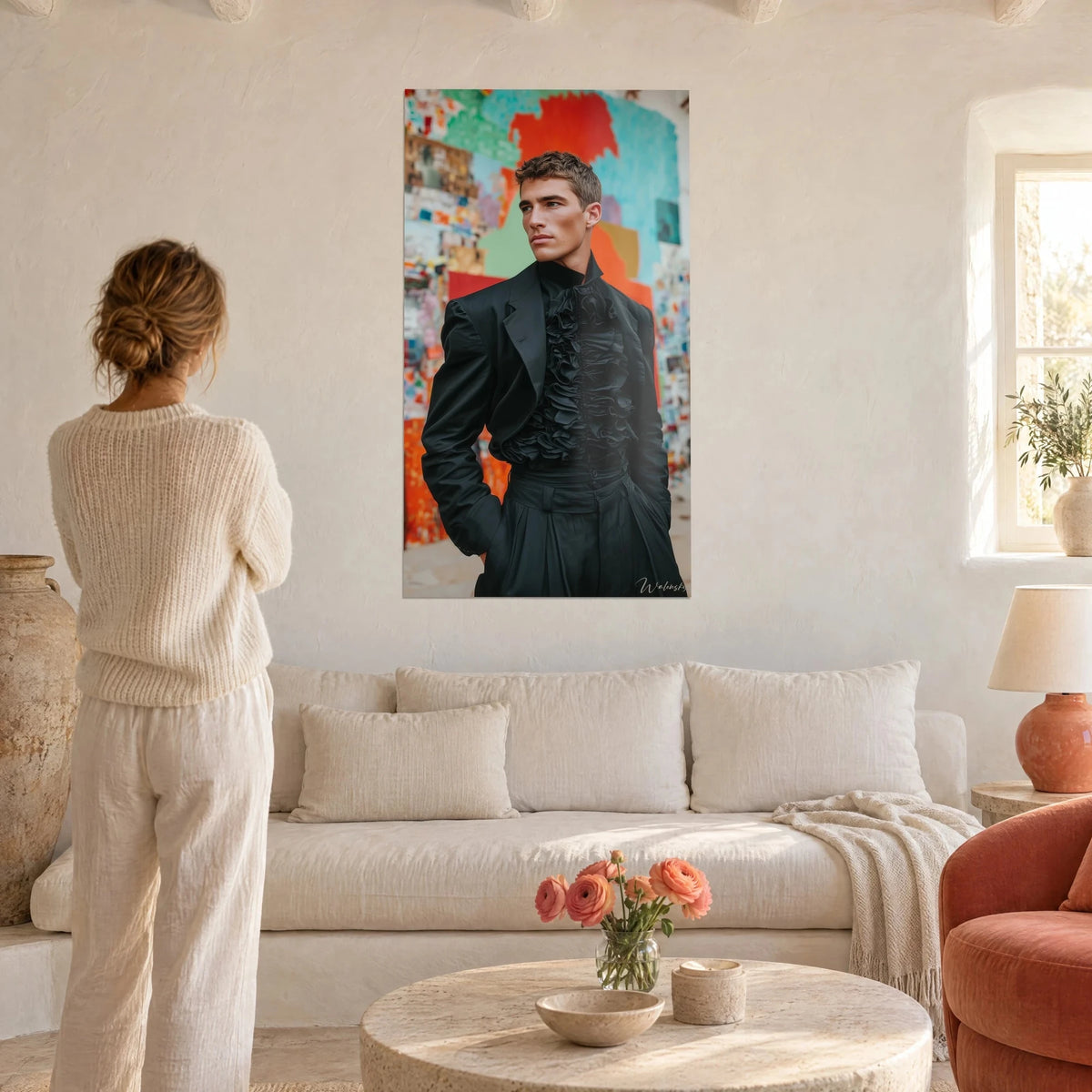 Tableau jeune gentleman en veste noire à jabot froncé, fresque orange et turquoise, femme de dos, au-dessus d'un canapé dans un salon lumineux