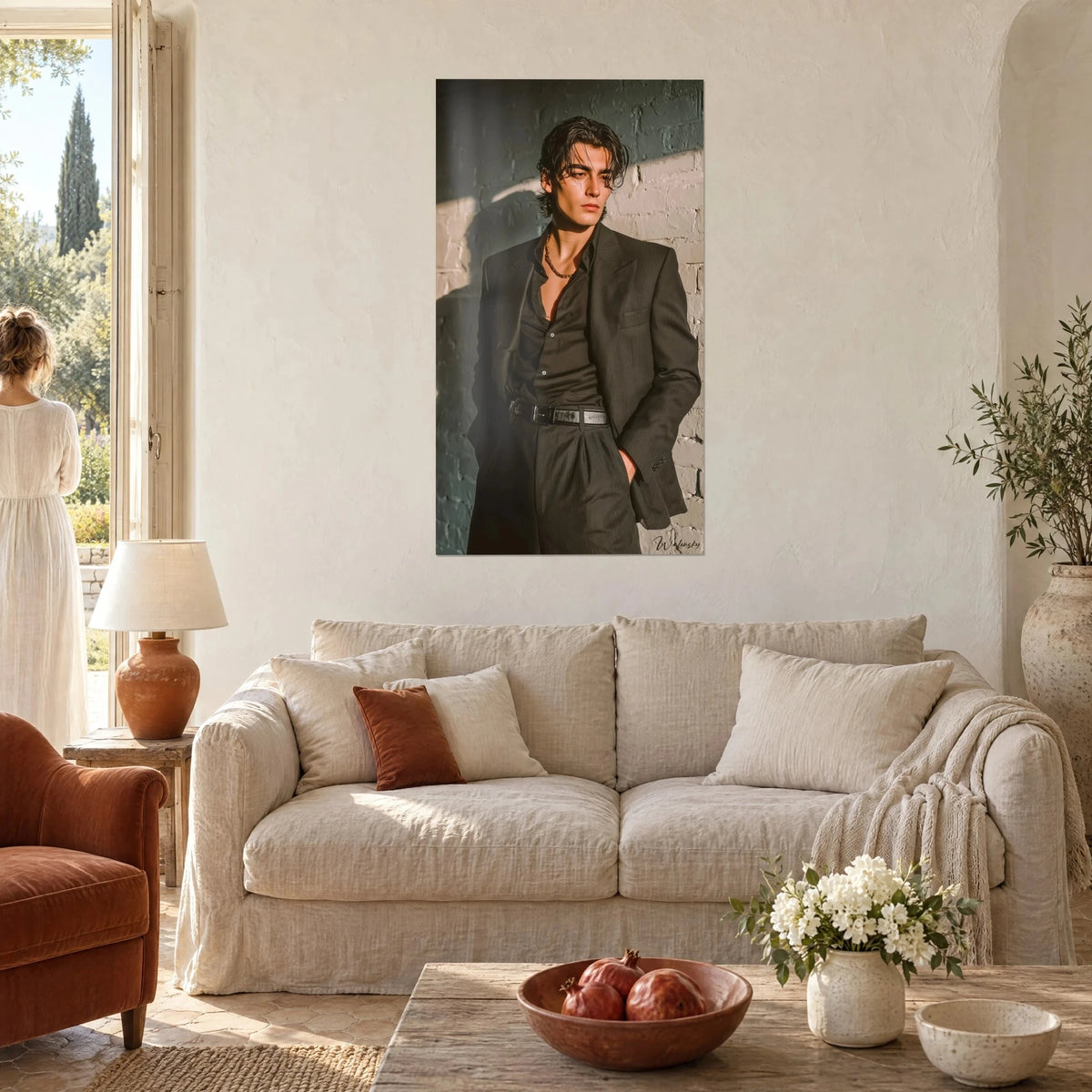 Gemälde eines jungen Dandys im anthrazitfarbenen Nadelstreifenanzug, goldene Kette am Hals, weiß getünchte Backsteinwand, über einem Sofa in einem hellen Wohnzimmer