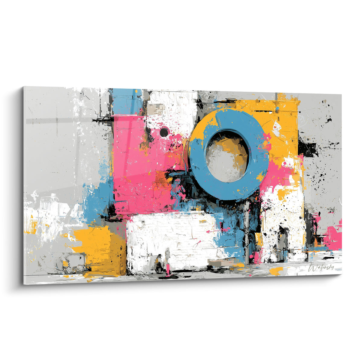 Anneau bleu texturé entouré de blocs rose fuchsia et jaune ocre sur fond gris grattant