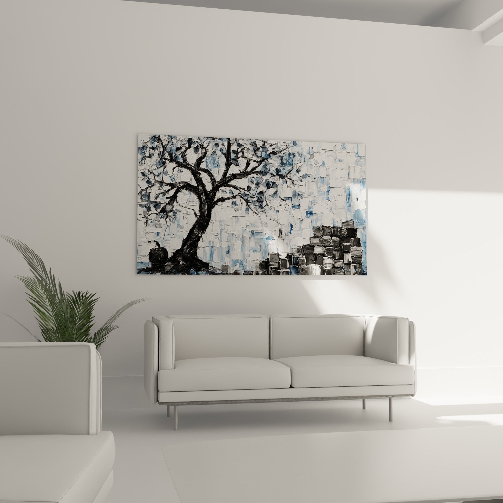 Branches noueuses noires et feuillage bleu pâle suspendus au-dessus d'un canapé dans un salon lumineux