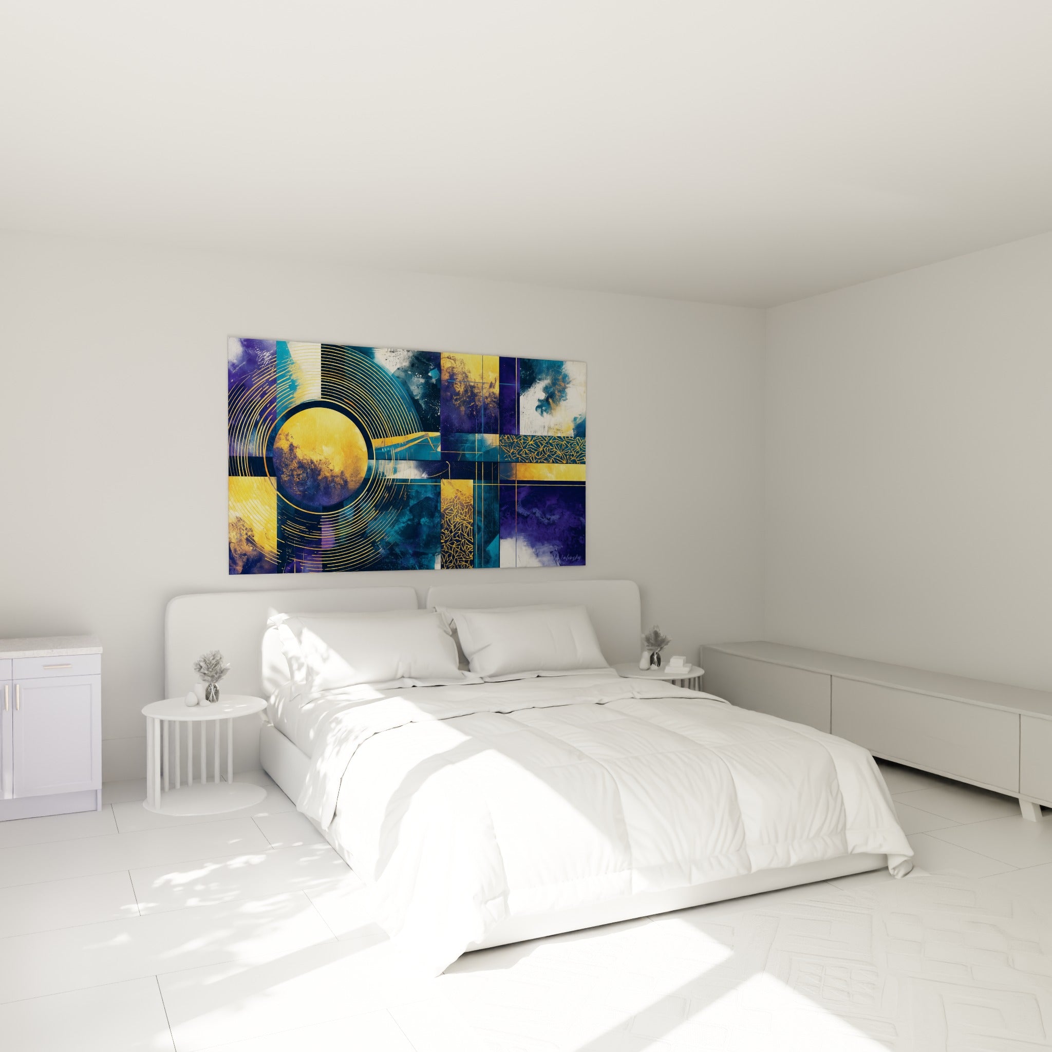Composition géométrique dorée et bleu marine accrochée au-dessus d'un lit dans une chambre claire et épurée