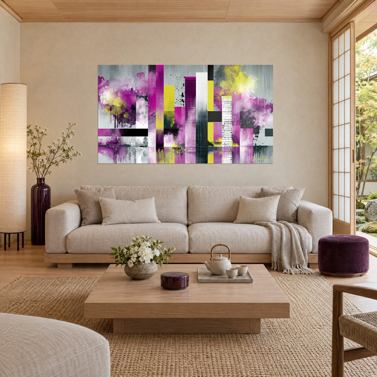 Gemälde mit vertikalen Streifen in Magenta und Zitronengelb, grauen Spritzern, über einem Sofa in einem hellen Wohnzimmer