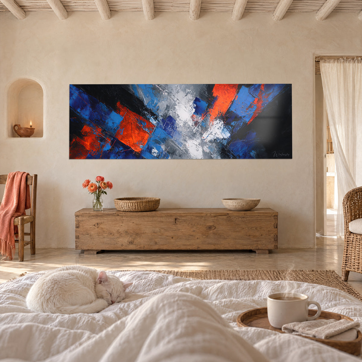 Cuadro mosaico de cuadrados azul real y rojo coral, arañazos de espátula, sobre una cama en un dormitorio luminoso