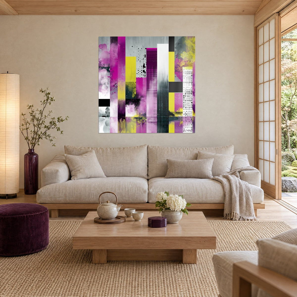 Tableau bandes verticales magenta et jaune citron mêlant pochoirs noirs et taches, au-dessus d'un canapé dans un salon lumineux