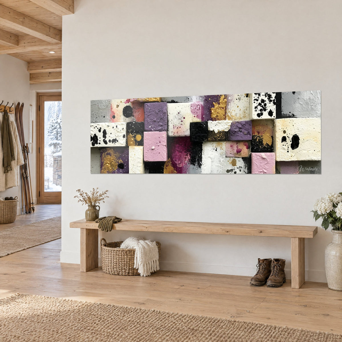 Quadro di cubi in rilievo malva, neri e avorio macchiati di doratura, visto di tre quarti su una parete di chalet